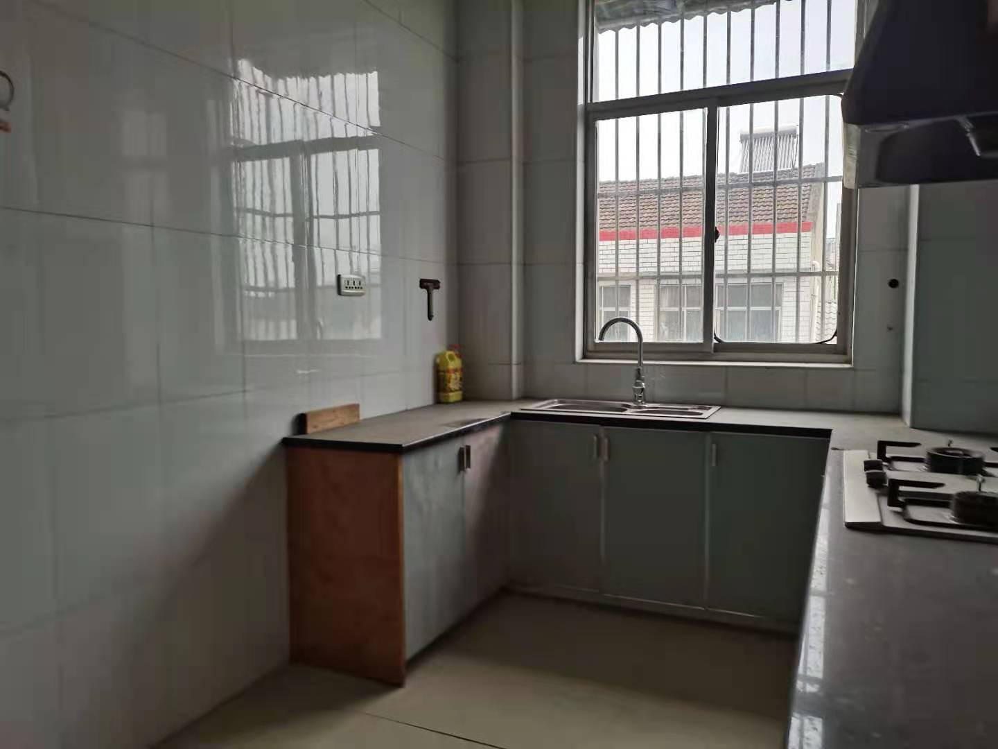 对面是富迪，好楼层，南北通透，重点是送地下车库，仅售70万元