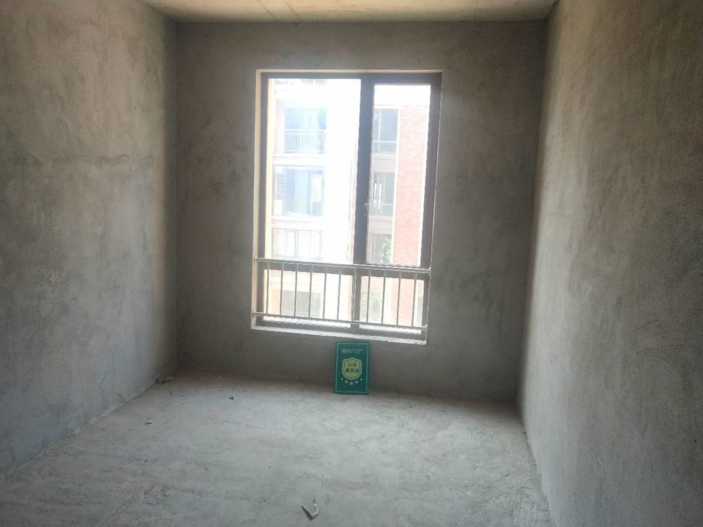 绿地华庭香格里拉，环境优美，送80平大露台