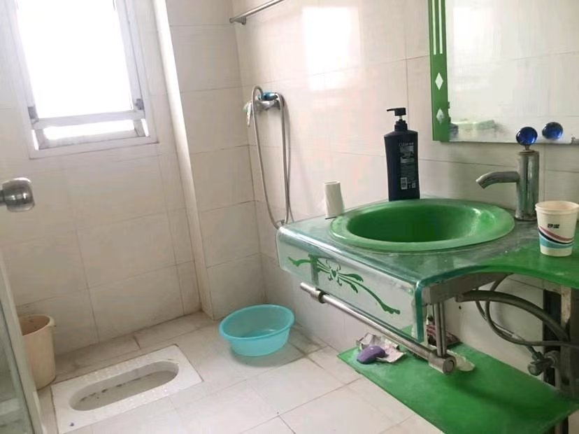 捡漏，新天地广场旁，步梯三楼，精装三房两卫，楼龄新，三十几万