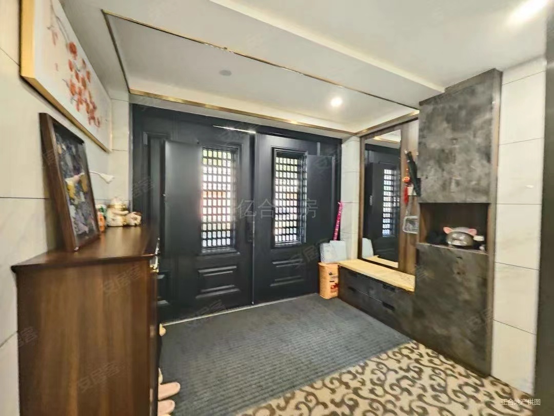 房东诚心出售，绿地香格里拉，一二楼复式​带花园洋房，有车位，