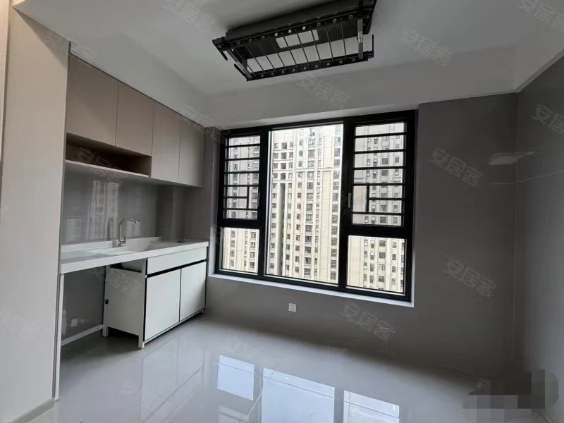 房东诚心出售，元‮未泰‬来城，17楼，​全‮装新‬修，单价6字开头，中间‬楼层，​满二，