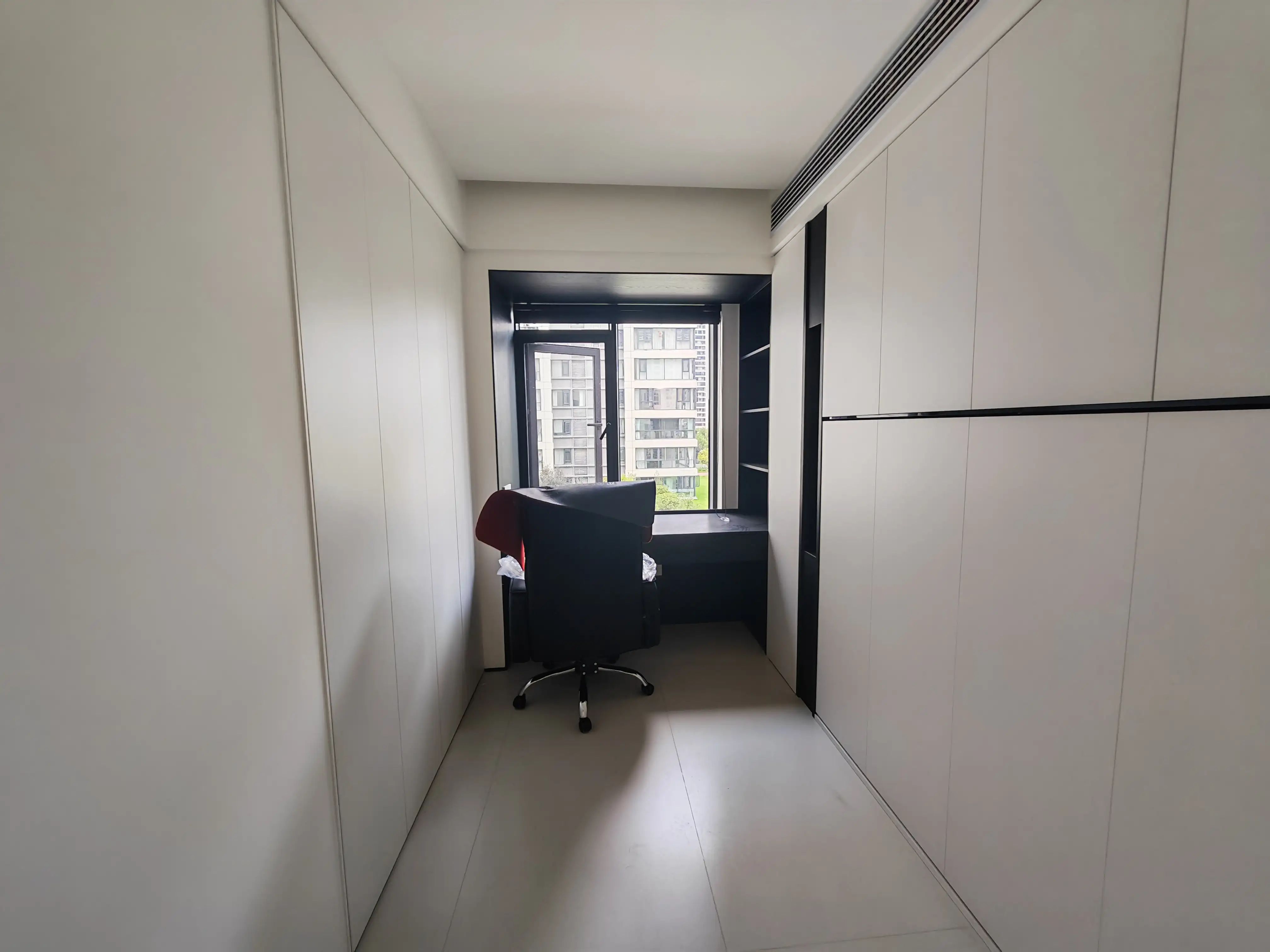 亏本出售，城南，蓝天花园。大平层，精装四房，全新装修，一梯一户，