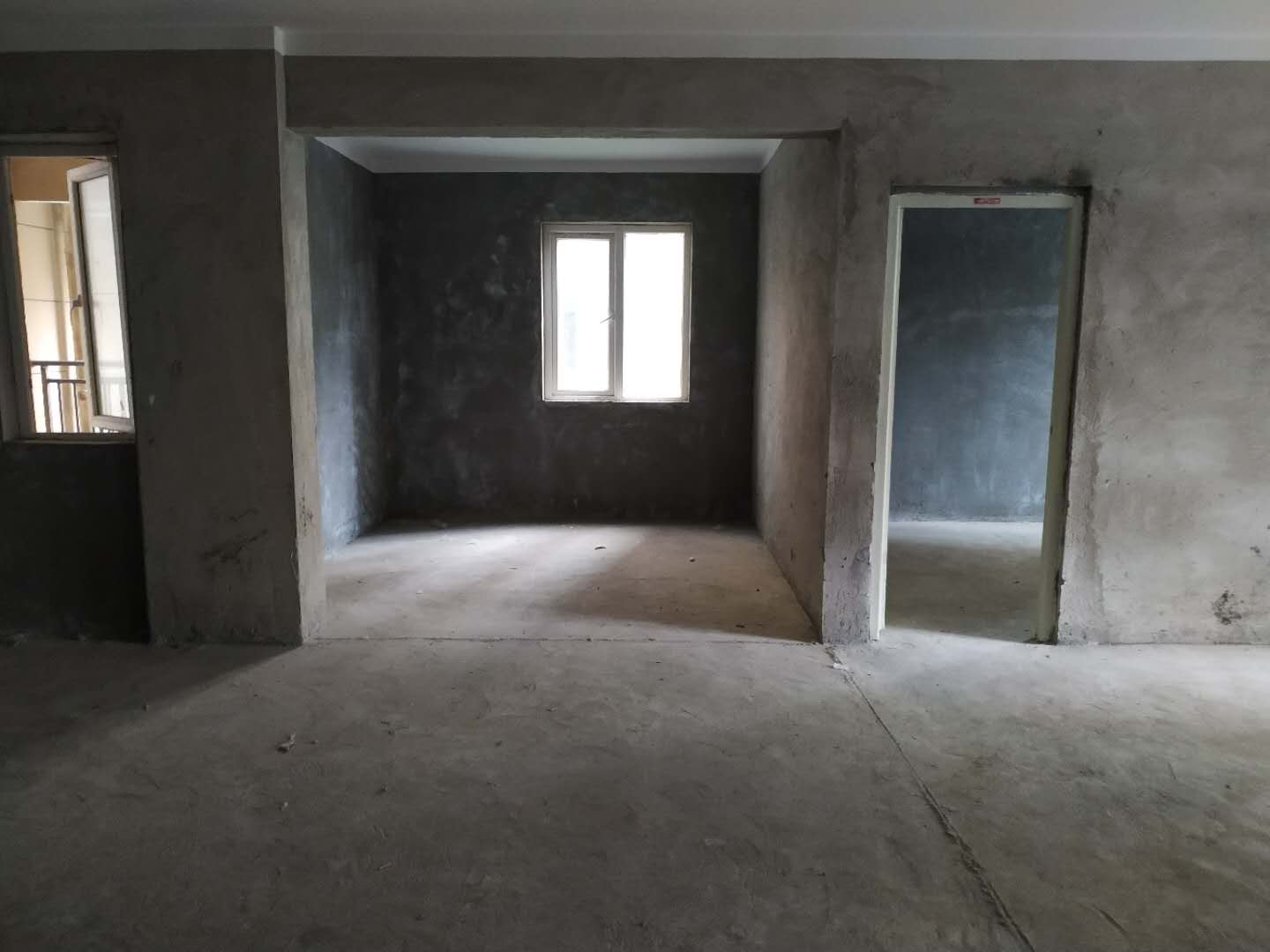 圣淘沙 单价5500毛坯大三房 证2年 中间好楼层 有钥匙