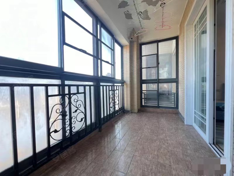 120，傲城，电梯洋房7楼，单价4400，精装四房，屋里收拾的一尘不染，品牌家私家电全送