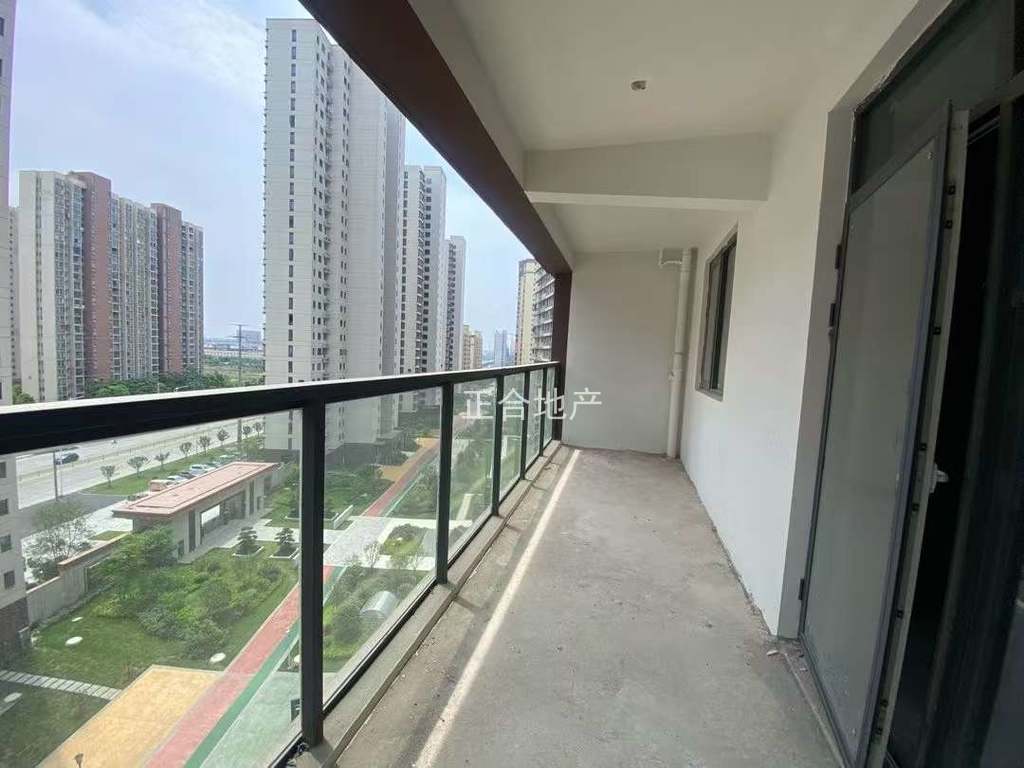 城南，蓝天白云，电梯中间楼层， 满两年 ，毛坯 ，看中可谈