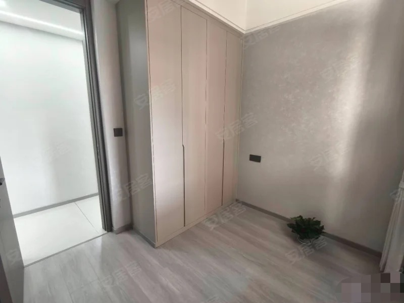 降价了，风和日丽，精装三房两卫，单价5400+，全新装修，送车位，双书包，凤凰层