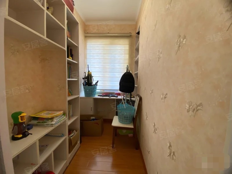 捡漏，房东急售，双湖景房，森林国际，精装3房，电梯好楼层。装修成色新