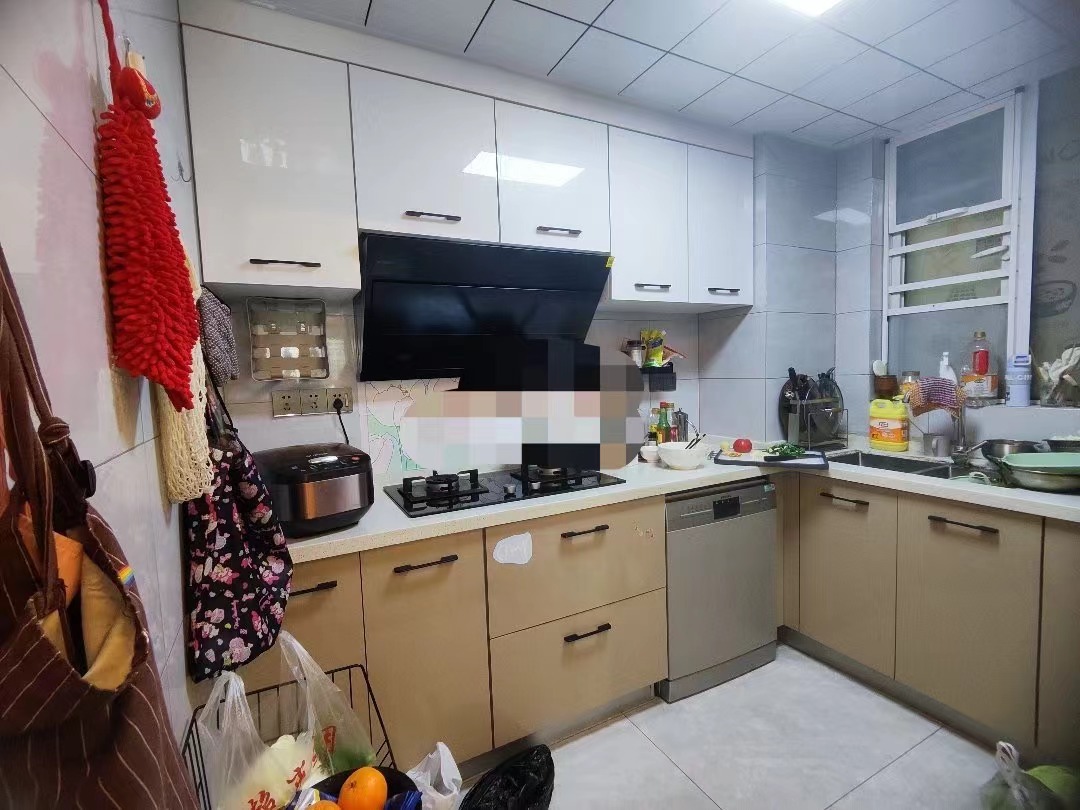 亏本出，吾悦旁次新小区，蓝天新城，精装大三房，单价6800，送车位，三开间朝南，人车分流。好楼层朝阳xiao学，元泰三