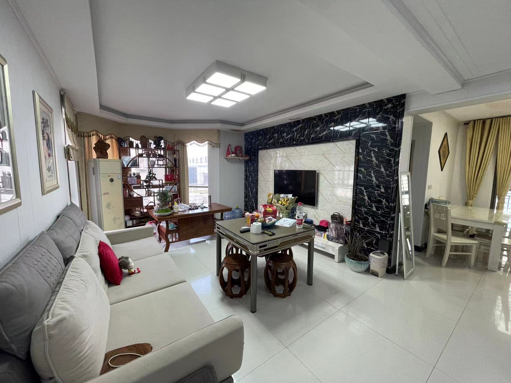 城南 金诚花园 单价5800的精装三房，拎包入户， 屋内保养很好，好楼层，小区里面