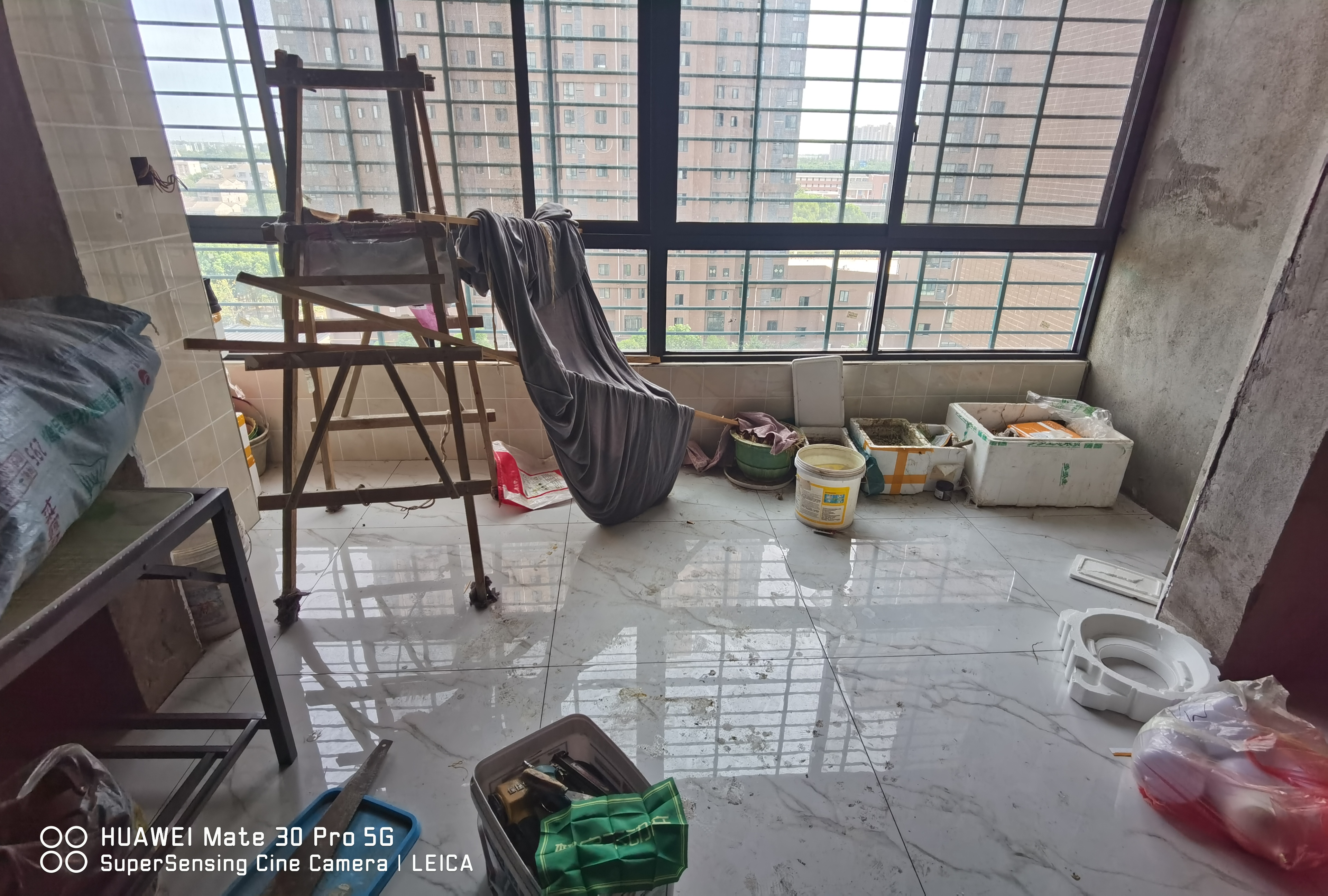 漫城林语半装修中间楼层看房方便小区环境不错出门就是伊众来电咨询吧