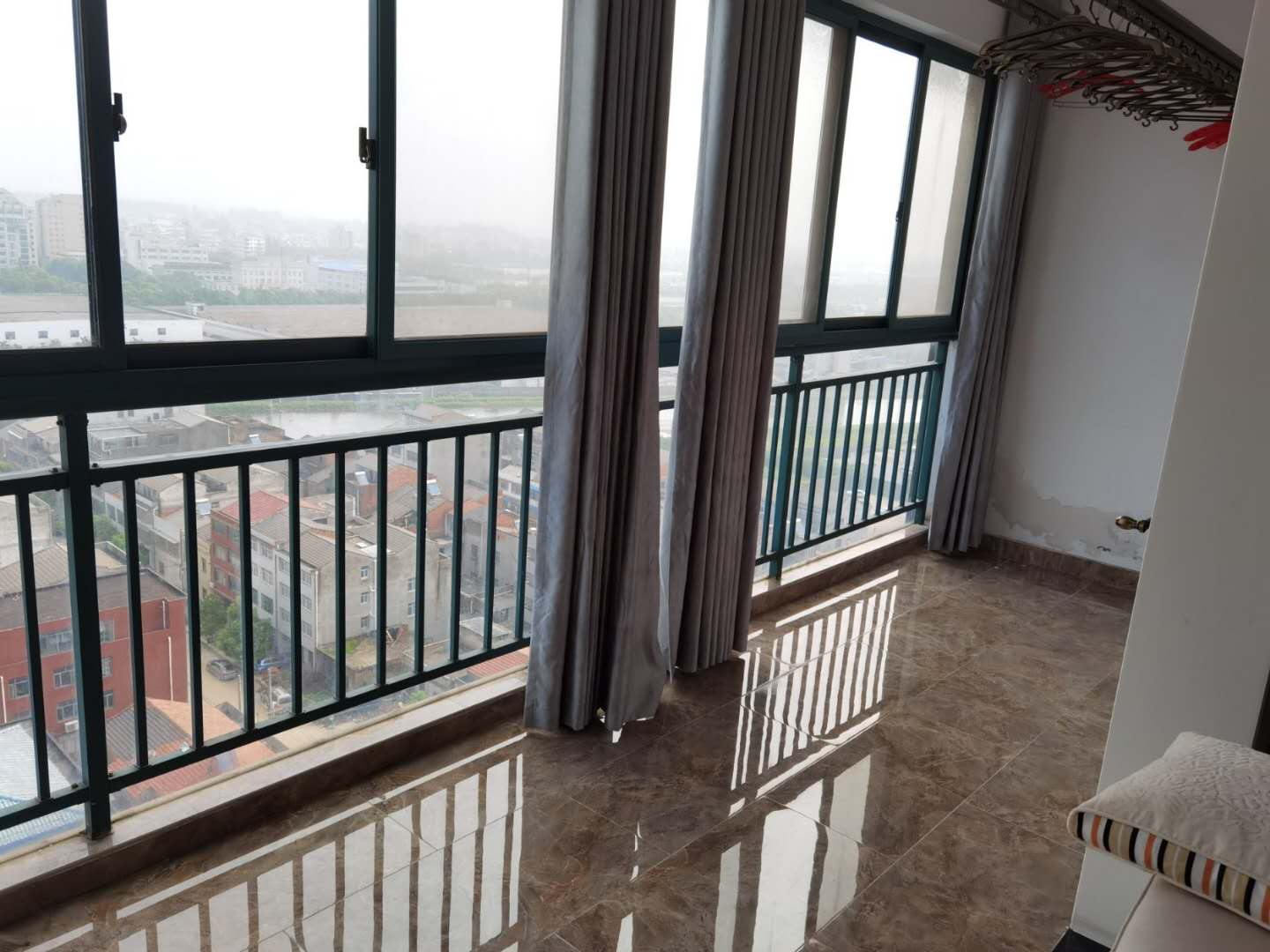 黄荆社区电梯精装三房小区停车位足地段好 即住