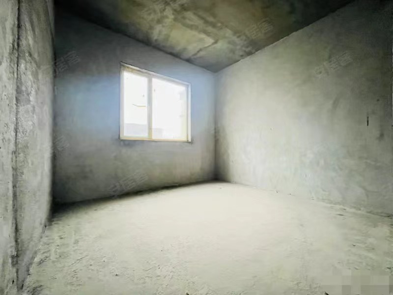 降价了，房东急售，城南新小区，电梯好楼层24楼，单价6153，边户，带车位，毛坯大四房，证满二，双阳台