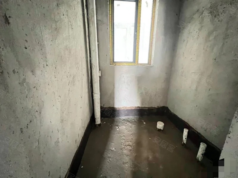 284，城南，吾悦旁，单价2900，电梯房，毛坯三房，中间好楼层，证件齐全，33万