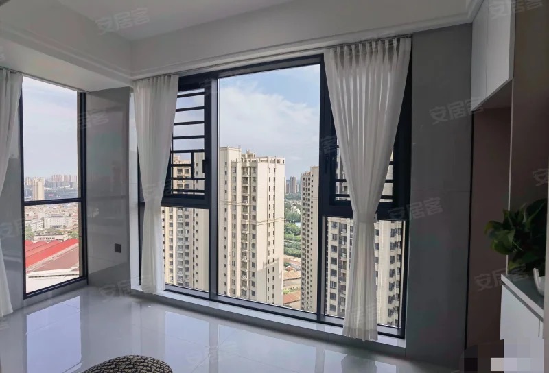 ？城南，御湖世家，精装三房，送车位，三开间朝南，证满二