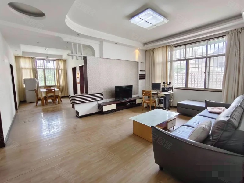 三丰鼎城对面，步梯2楼，大院子好停车，带地下室，楼龄新