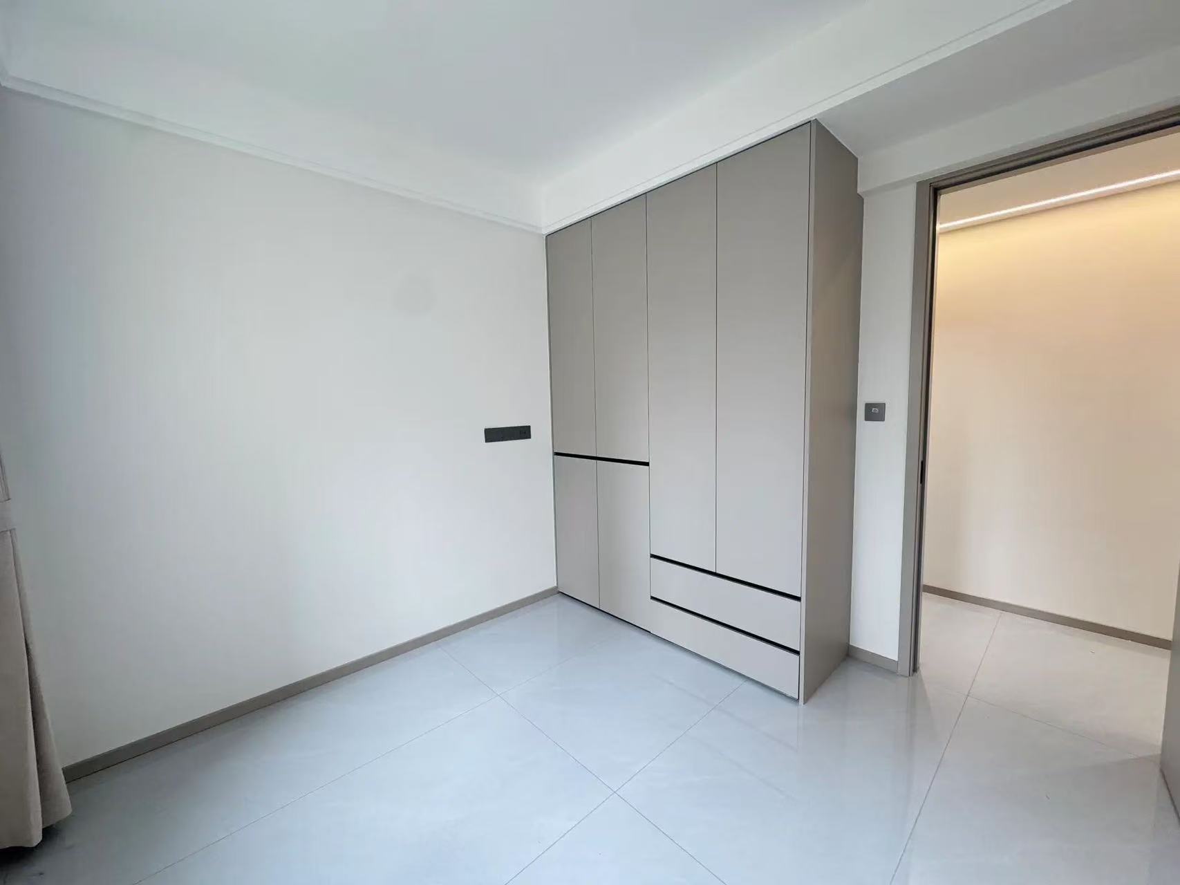 沔阳公园，吾悦广场旁，金台花园，精装三房。朝阳三中小，证满二