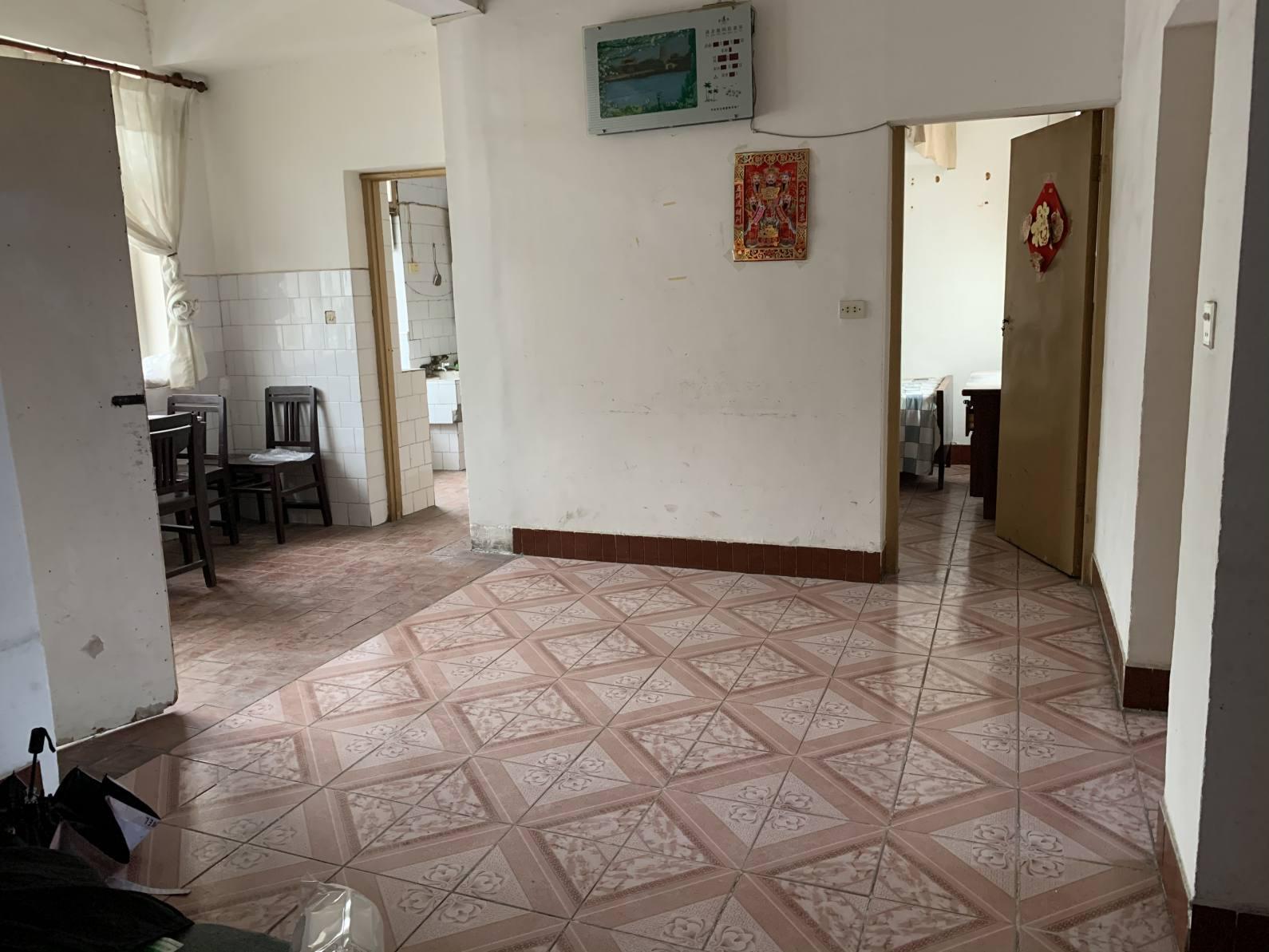 龙华山酒店东边20米处，五交化宿舍，70平，老证