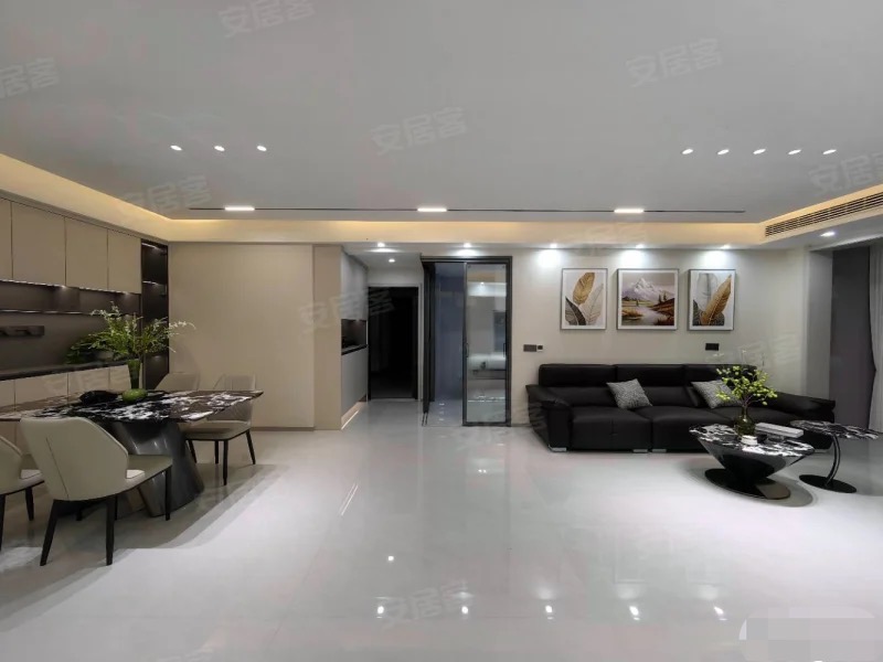 城西，精装大四房，双‬阳台，电梯小高层，全新装修，证满二