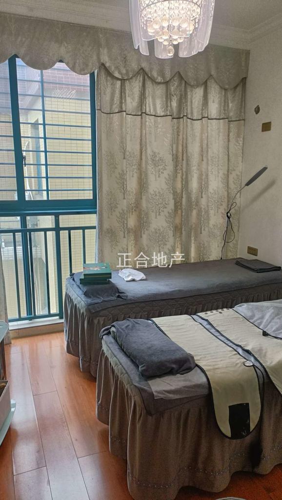 捡漏，新城壹号，精装大4房2卫，带车位，单价不到4400，保养九成新，证满二