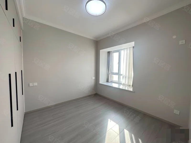 急售，亏本出，南国明珠，全新精装三房一卫，电梯19楼，视野采光好，