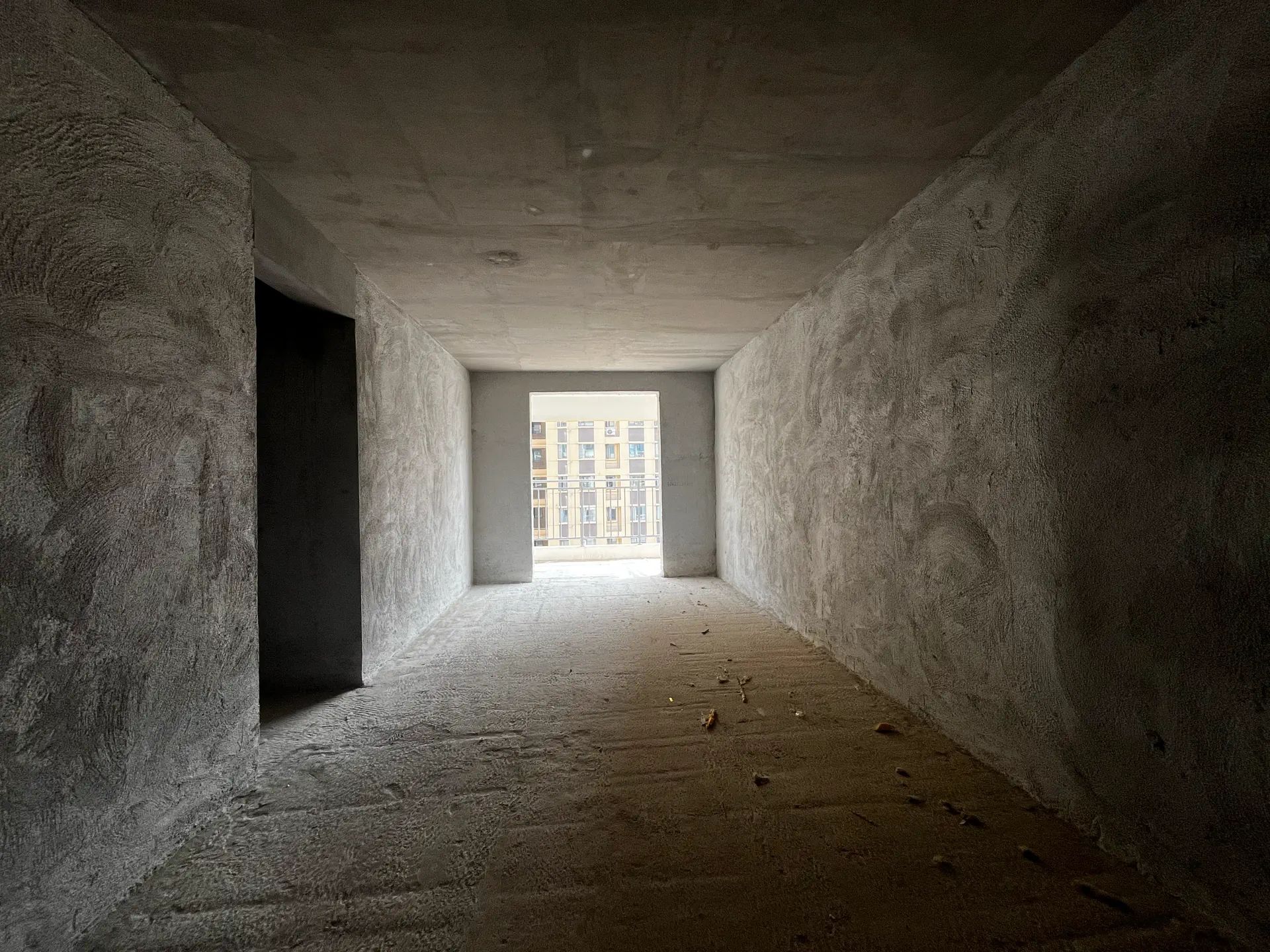 南城新区，朝阳丽景毛坯三房，中间楼层，超大阳台，亏本急售