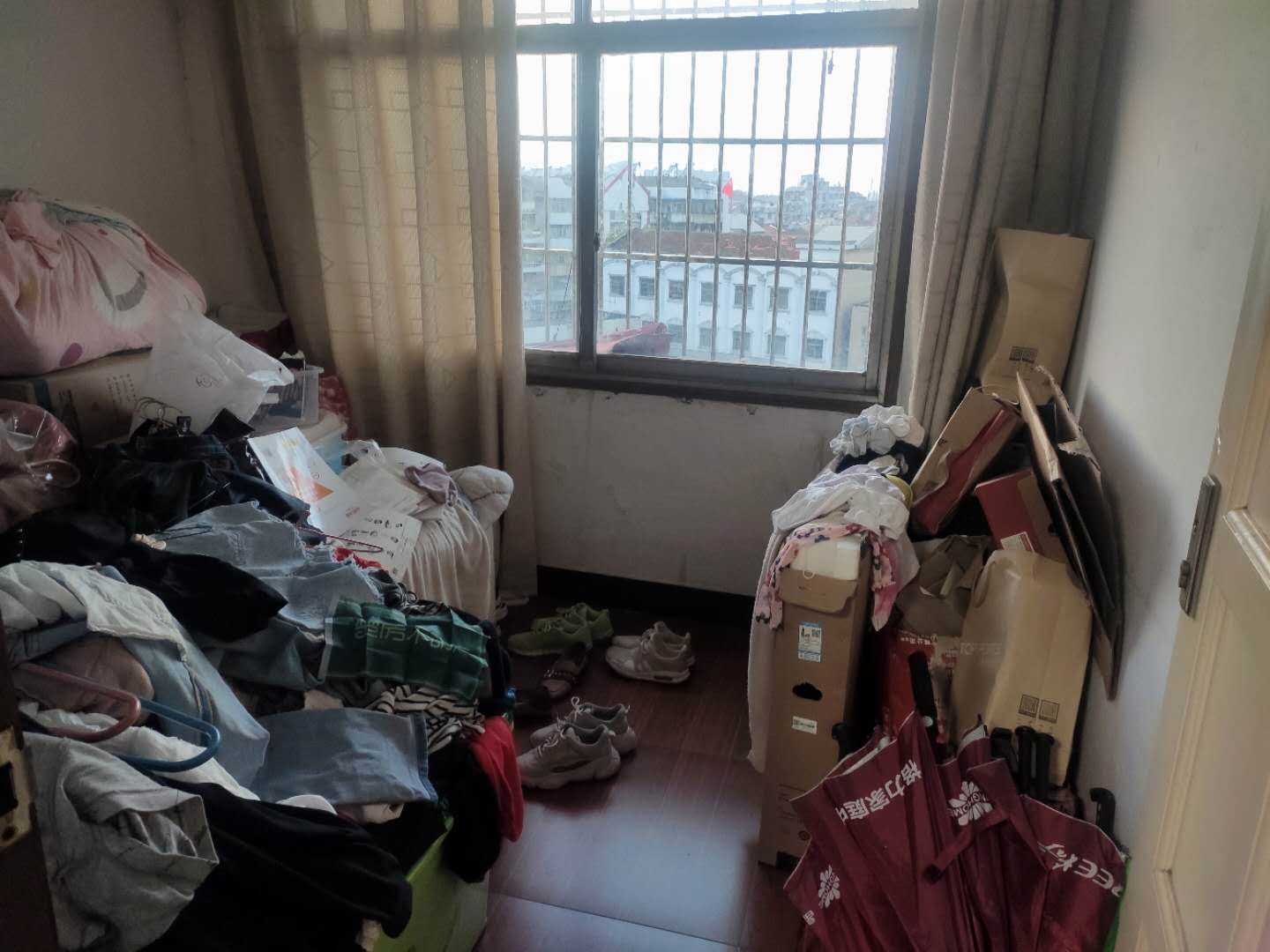 商城北门农行旁边三房诚心出售