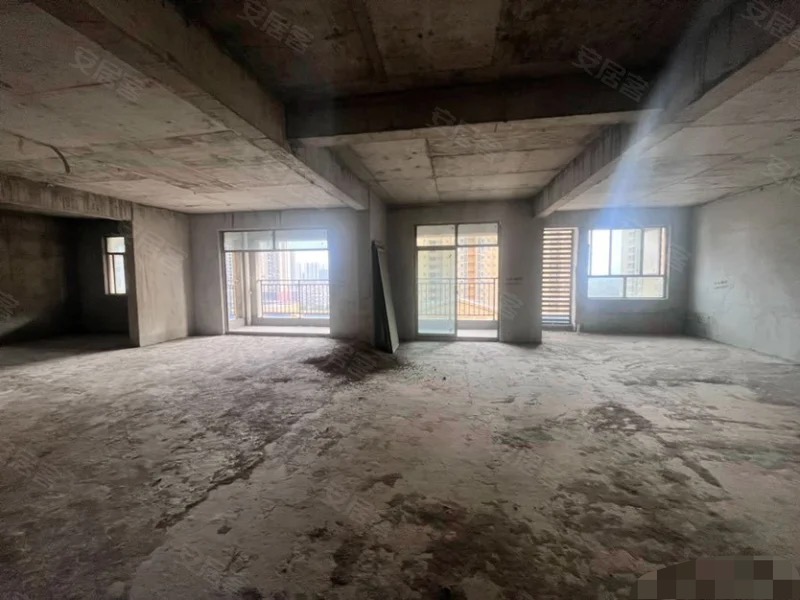 银浮领秀城，楼梯和现浇已弄好，带地下停车位电梯洋房，复式大平层，实际面积300多平，证满二，南北通透双阳台，四开间朝南，