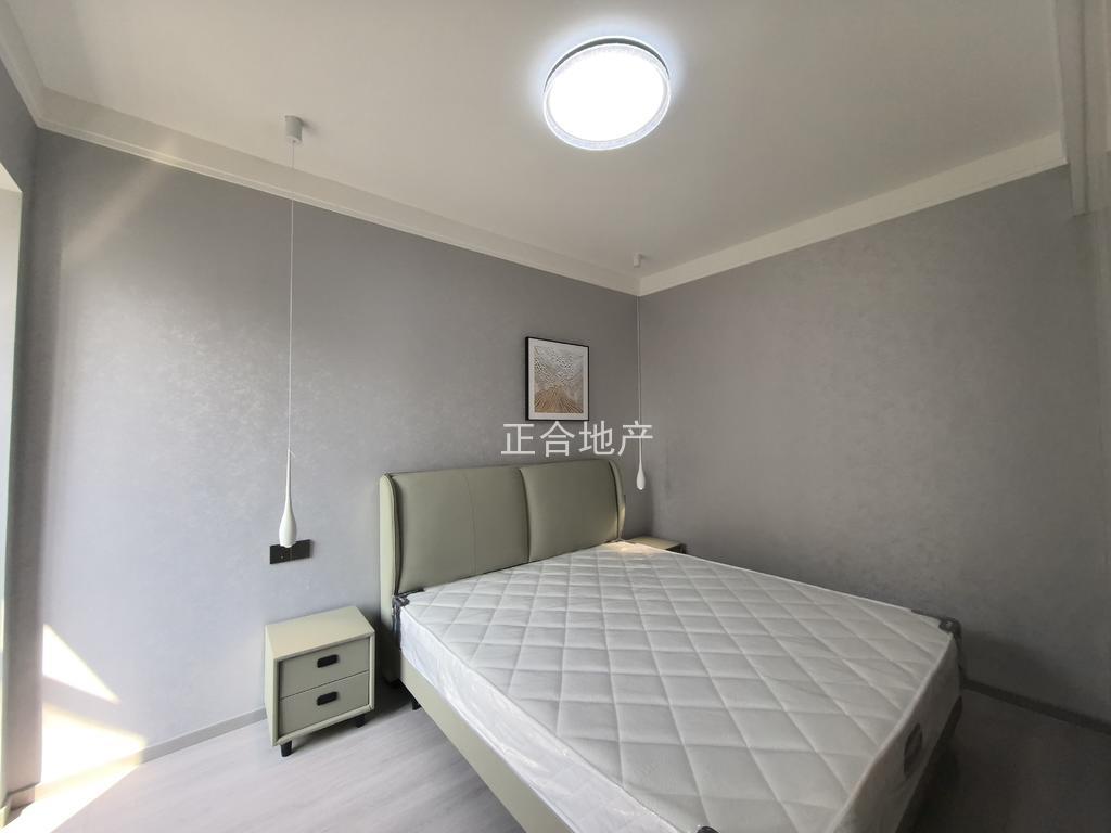 仙桃一中对面，和合国际五期，精装三房，全新装修，拎包入住，老证，人车分流