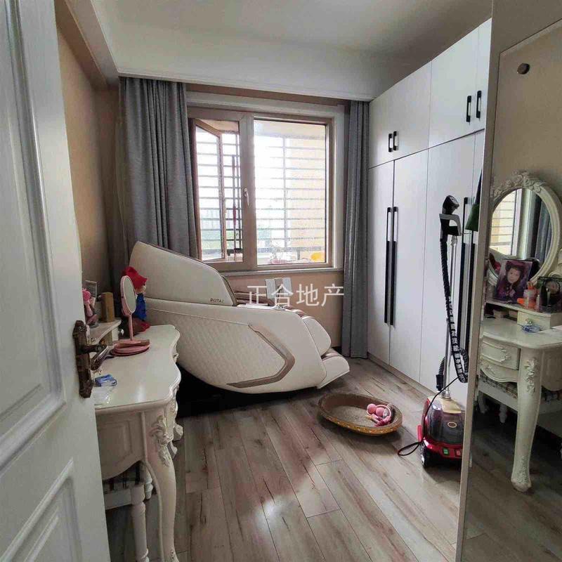 城南新城壹号五期，精装三房，成色新，边户，南北双阳台。证满二