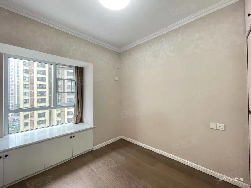 业主急售，和合国际四期，精装四房，9成新，中间楼层，拎包入住