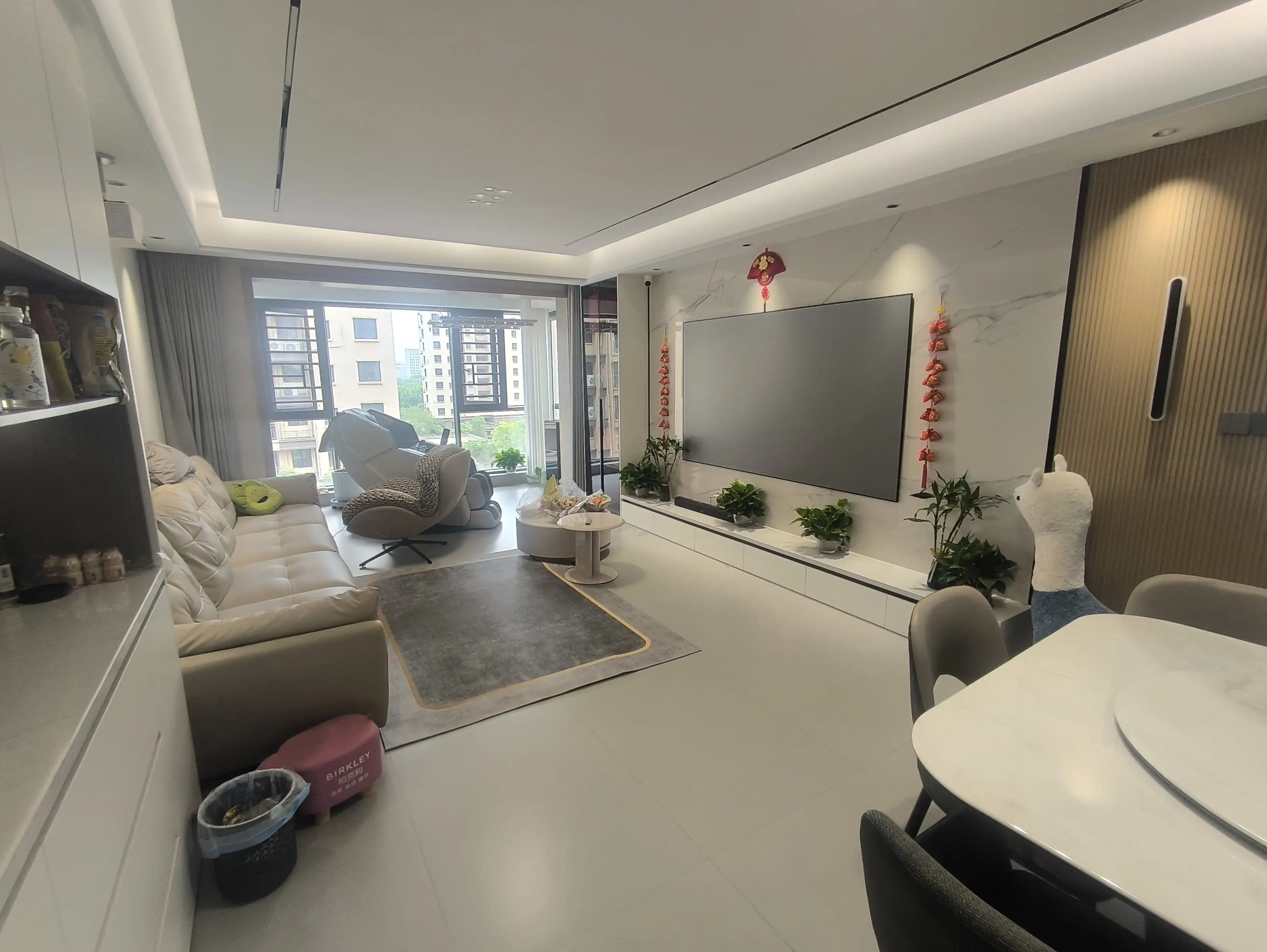 城南，荣怀E区，‮高小‬层，精装‮房三‬两卫，‮衣带‬帽间，诚心出售