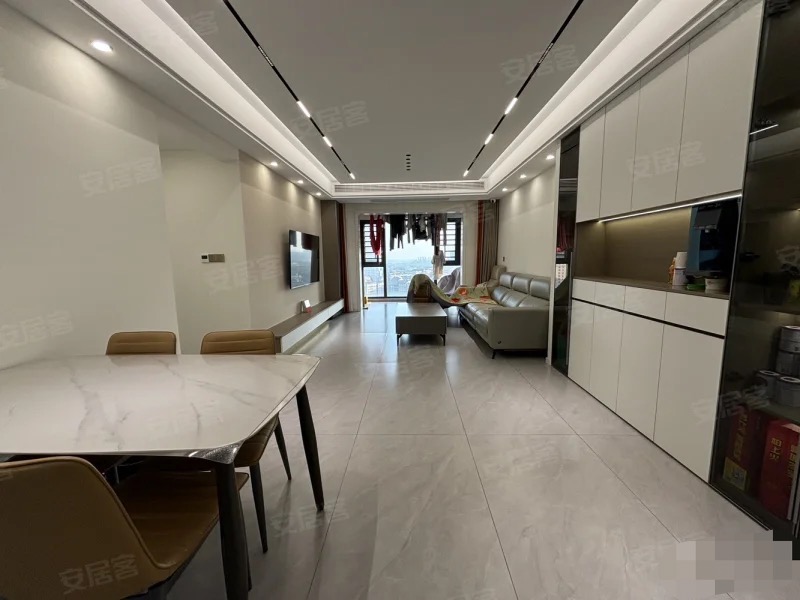 降价了，，业主急卖，御湖世家，业主亏本出售，精装三房两卫，9.5成新！送车位，品牌家电，全屋中央空调