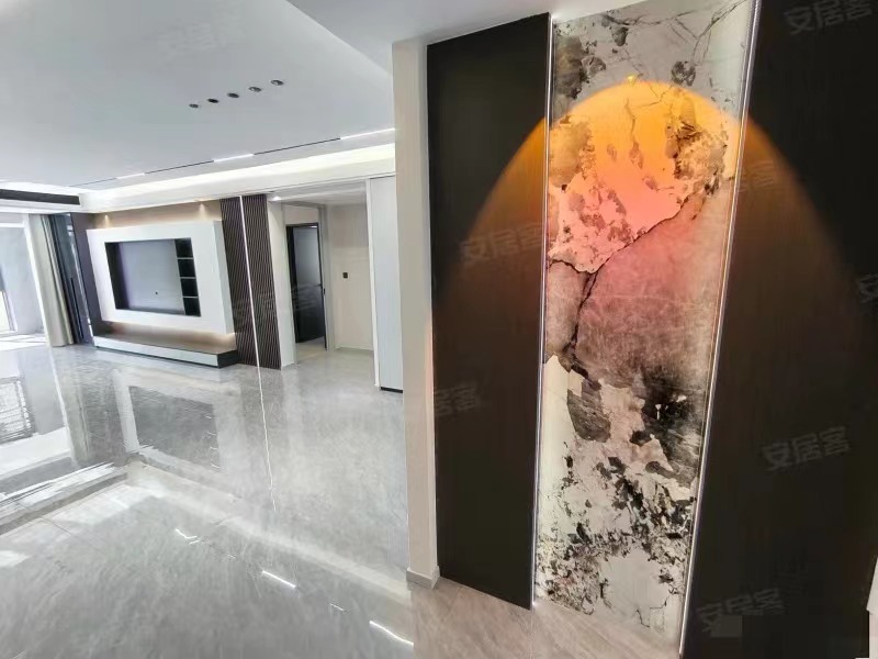 ​城南，御湖世家，电梯15楼，证满二​，全新精装三房，边户，送车位，好楼层