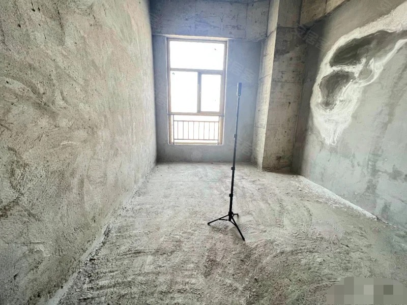 284，城南，吾悦旁，单价2900，电梯房，毛坯三房，中间好楼层，证件齐全，33万