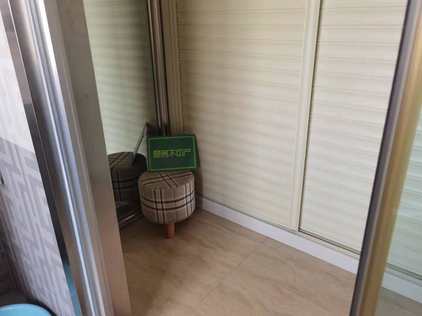 西郊庄园乡野别墅乡村花园壕装联排别墅，一线水景，装修花了100多，养花养草可钓鱼