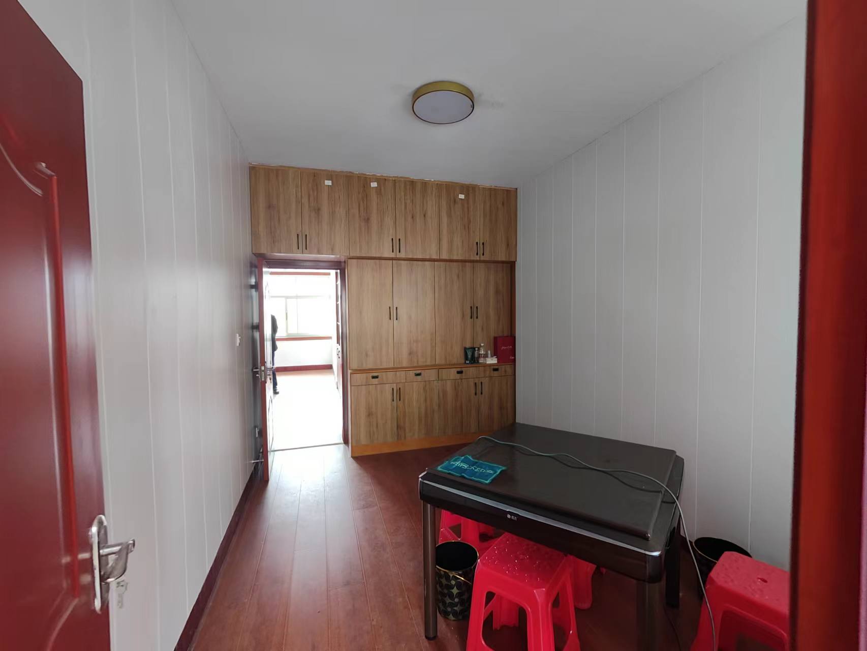 二中旁边的长虹卫生小区，家里装修成色新，没怎么住，采光好，出门就是武商