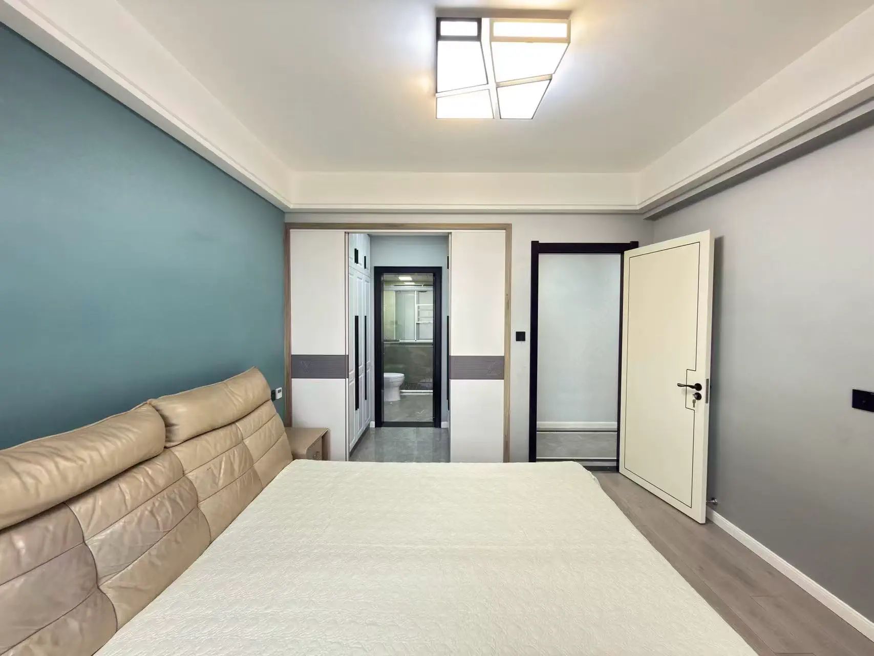 城南，领秀城，精装大三房，好楼层，户型方正，人车分流，满二，送车位