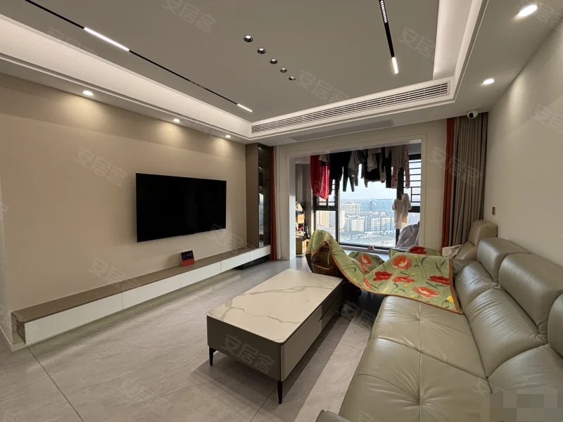 降价了，，业主急卖，御湖世家，业主亏本出售，精装三房两卫，9.5成新！送车位，品牌家电，全屋中央空调