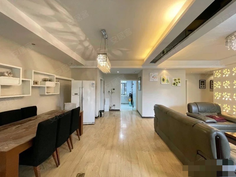 急售，1楼带院子，城南大小区，明珠豪庭。精装四房，电梯洋房，元泰三中