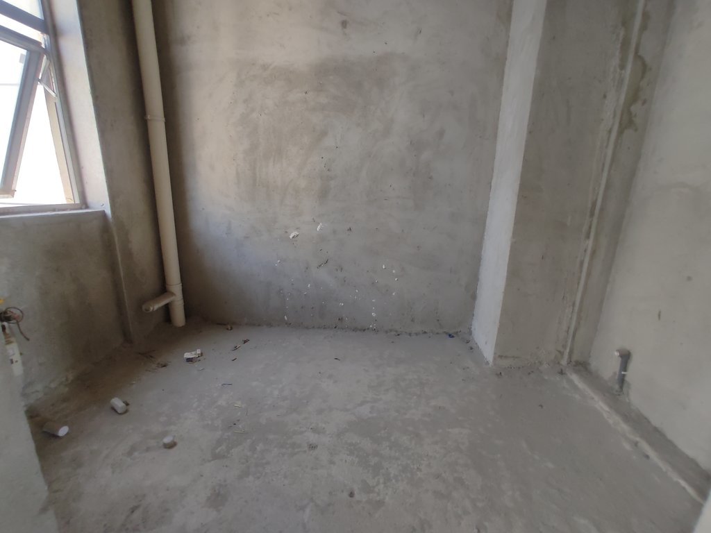 康湾一品毛坯大三房..证件满二.中间楼层.看房方便