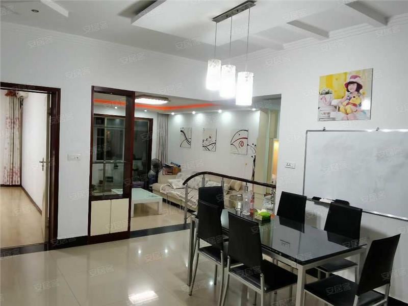 宏大小区，步梯中层，精装三房，方便停车，低 付可按揭