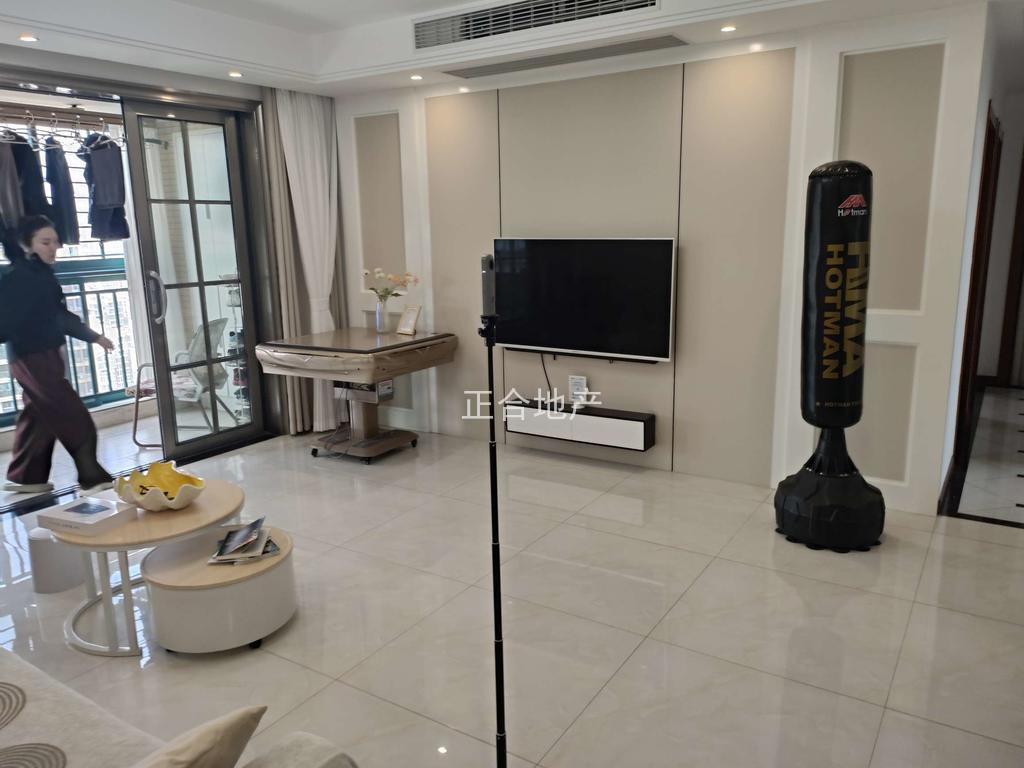 捡漏，新城壹号，精装大4房2卫，带车位，单价不到4400，保养九成新，证满二