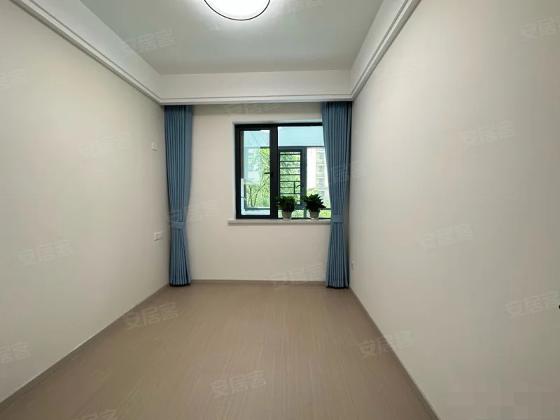 降价了，业主诚心出售，森林国际翡冷翠，全新精装三房，一天未住，下楼就是新二中二小，证满二