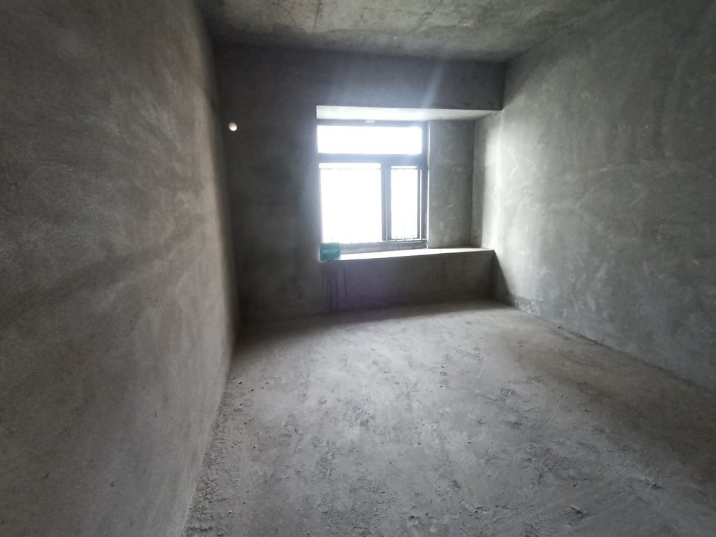 风和日丽.毛坯大三房.周边就是薛晓.看房方便