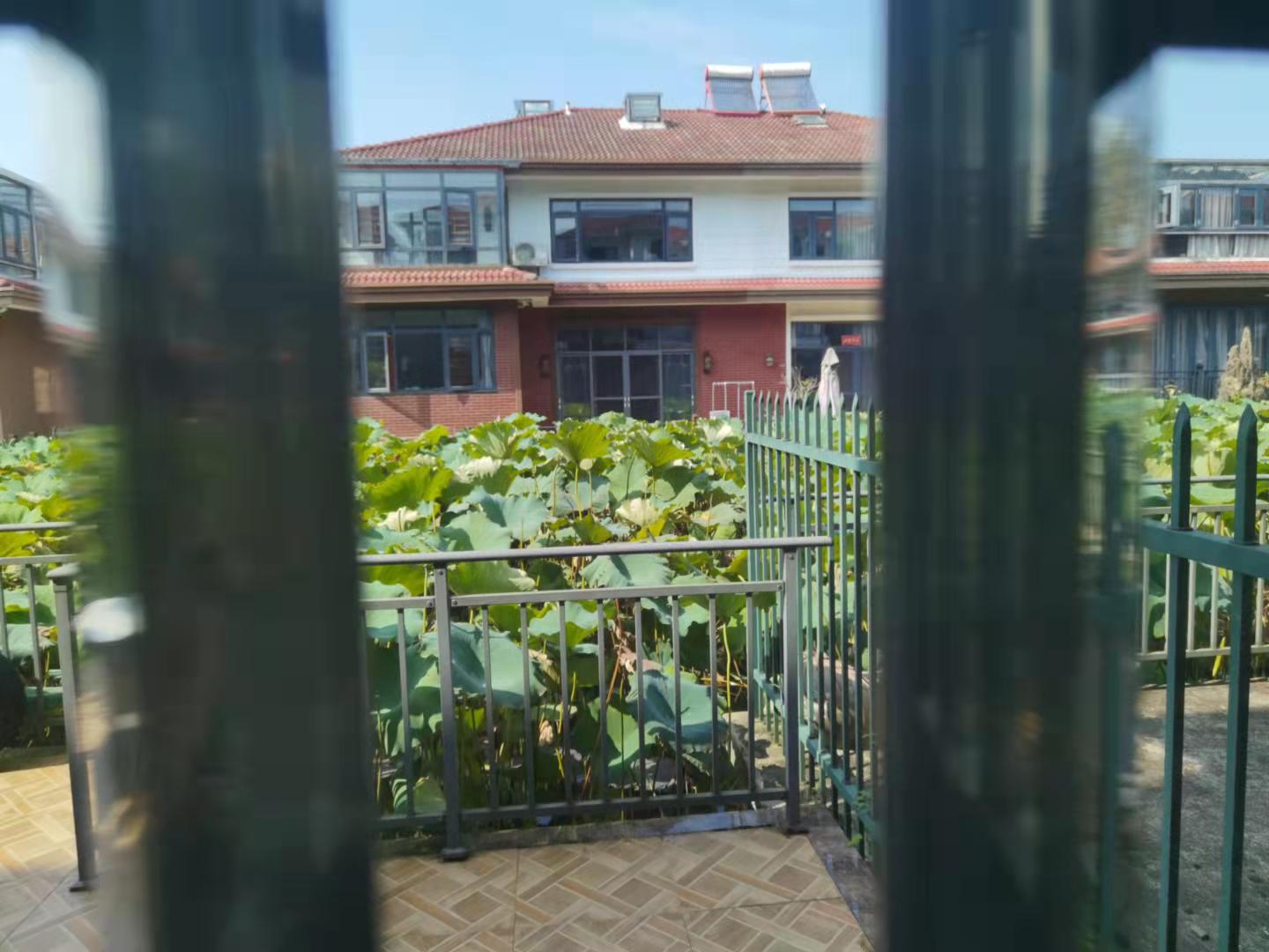 西郊庄园乡野别墅乡村花园壕装联排别墅，一线水景，装修花了100多，养花养草可钓鱼