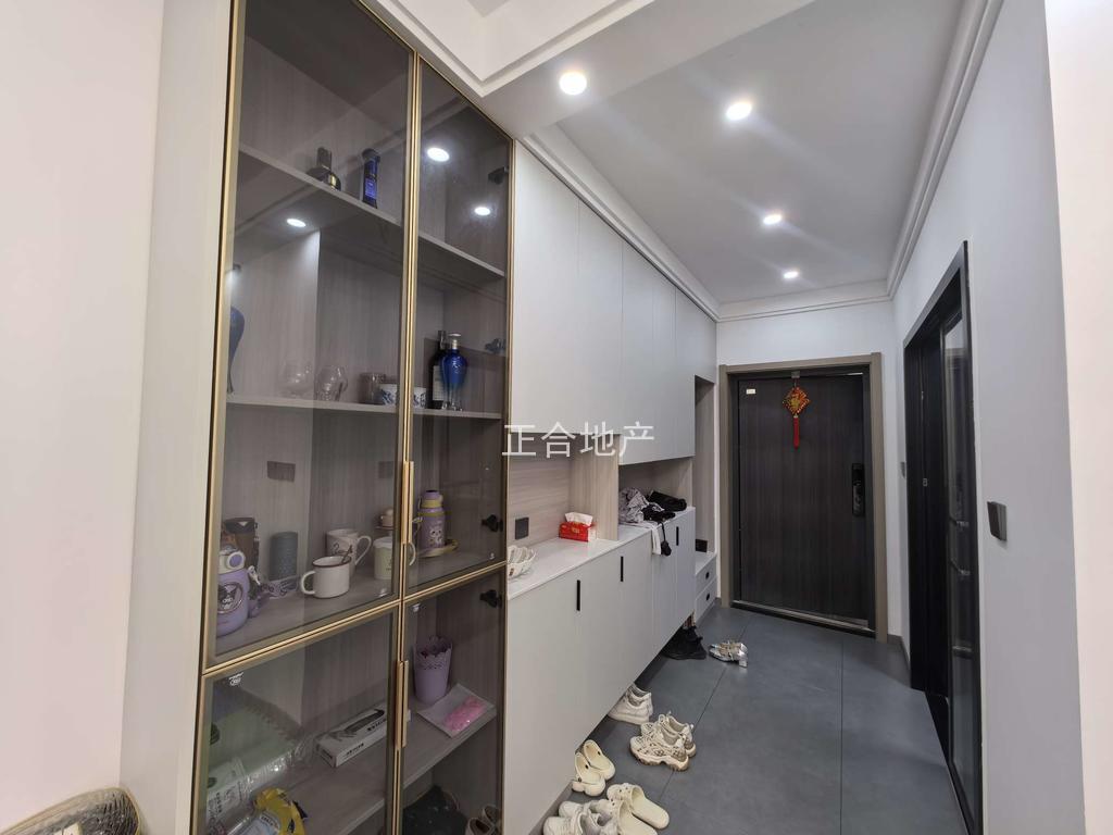 亏本出，业主急售，森林国际北苑，一楼带院子，精装三房，大阳台全屋地暖，证满二，