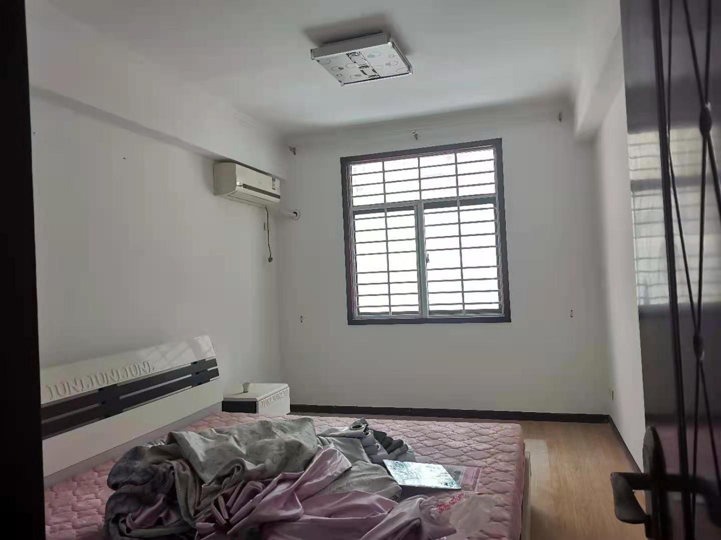 城南金诚花园三房两卫精装修，小区环境好！