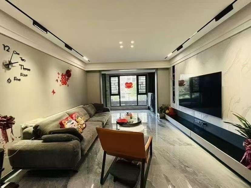 吾悦旁，蓝天新城，送200平大露台❗️送车位​，精装三房两卫，全屋品牌家具家电，成色9.9新，全屋暖气片，证满二