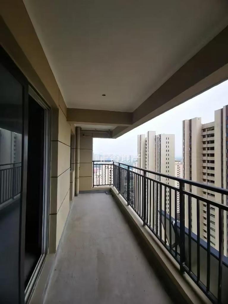 城南，碧桂园，单价5200，毛坯四房，电梯好楼层10楼，证满二，大阳台