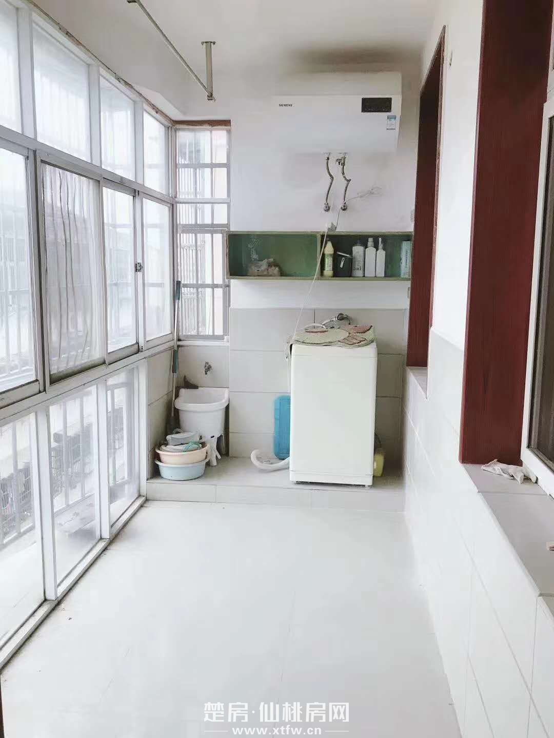 德美花苑 ，大三房两厅两卫，双大阳台，地段优，出门就是公交站菜场，实验 ，高档装修，拎包入住